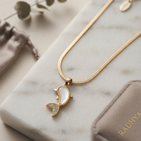 Charming gold dolphin pendant neckchain